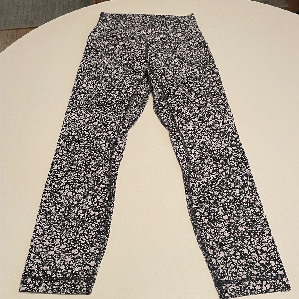Lululemon Size 4 Align Black and White Pattern Floral Leggings 23” Inseam